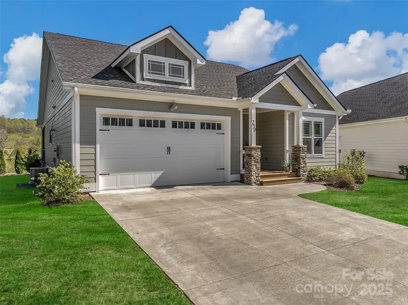 250 Leyland Cir, Hendersonville, NC 28792
