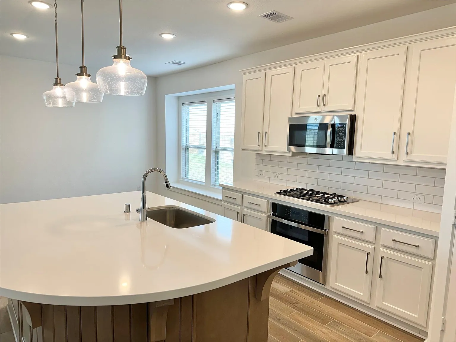 4 bed, 3.5 bath, 2415 sqft, $2,870 — Photo 3
