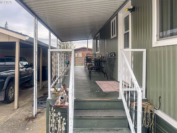 4th image of 8 NE Mary Ann Ln