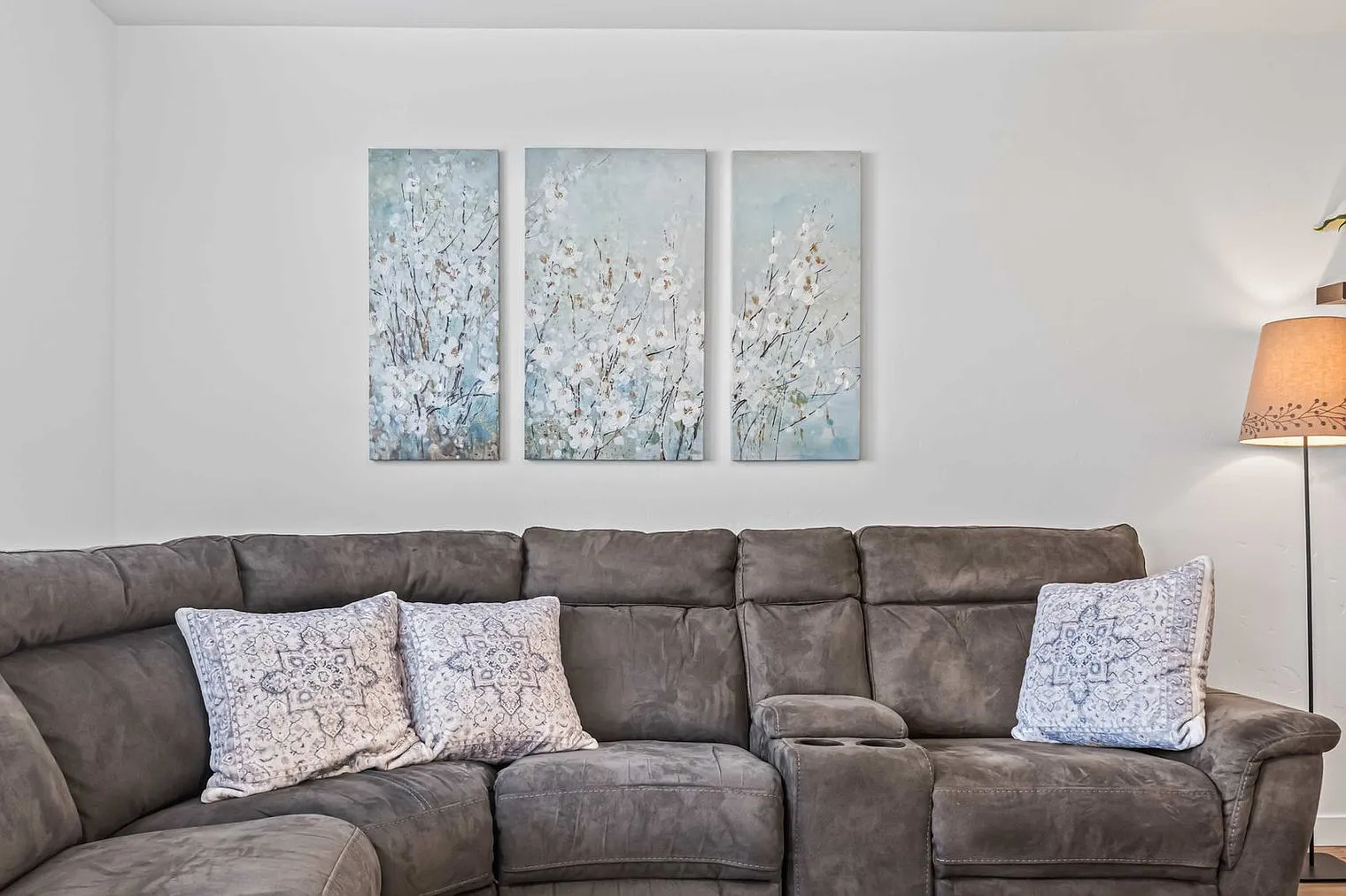 4 bed, 2.0 bath, 2195 sqft, $5,487 — Photo 3