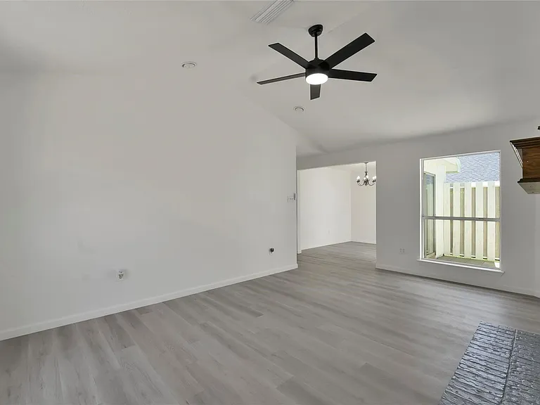 1019 Sanders Dr — Photo 7