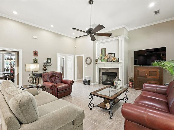 4th image of 109 Visalia Ln