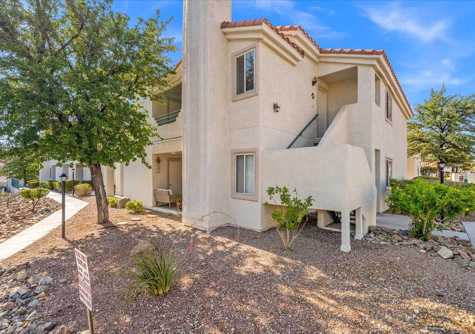 Bright 3-Bedroom Home in Gated Las Vegas Community with Pool & Spa — Photo 1