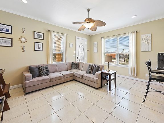 4th image of 112 E Oleander St #3