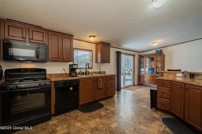 4th image of 270 Hall Hill Road