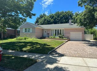 4 Edna Dr, Syosset, NY 11791