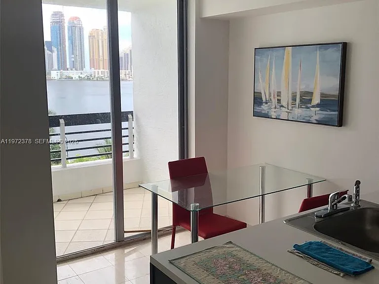 3600 Mystic Pointe Dr #815 — Photo 8
