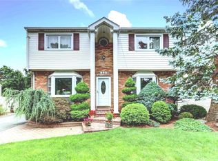 99 Cedar St, Hicksville, NY 11801