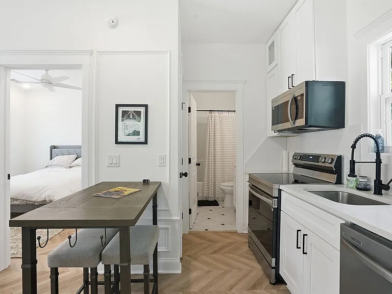 912 E Henry St — Photo 10