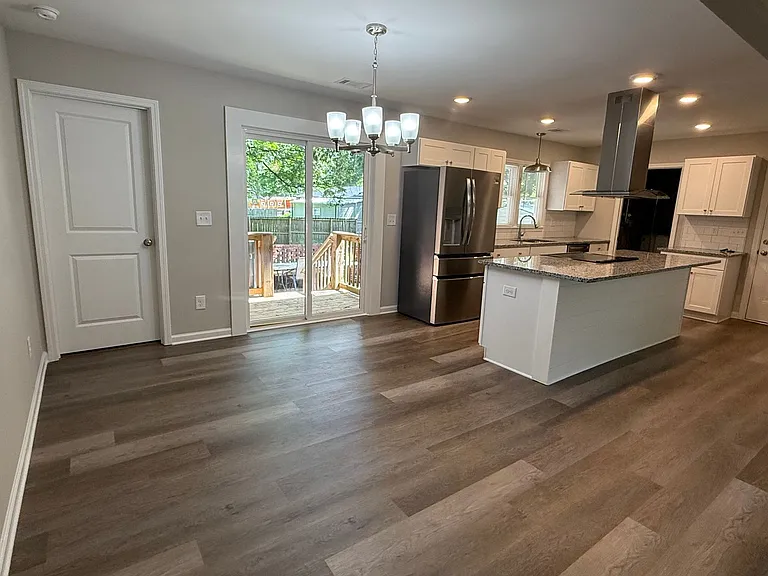 4 Poinsetta Dr NE — Photo 3