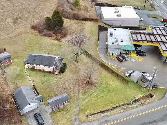 4th image of 1052 Lakewood Dr