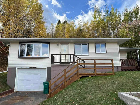 7623 Oak Dr, Republic, MI 49879