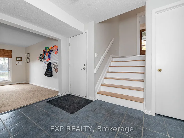 1238 Barnwell Cres — Photo 4