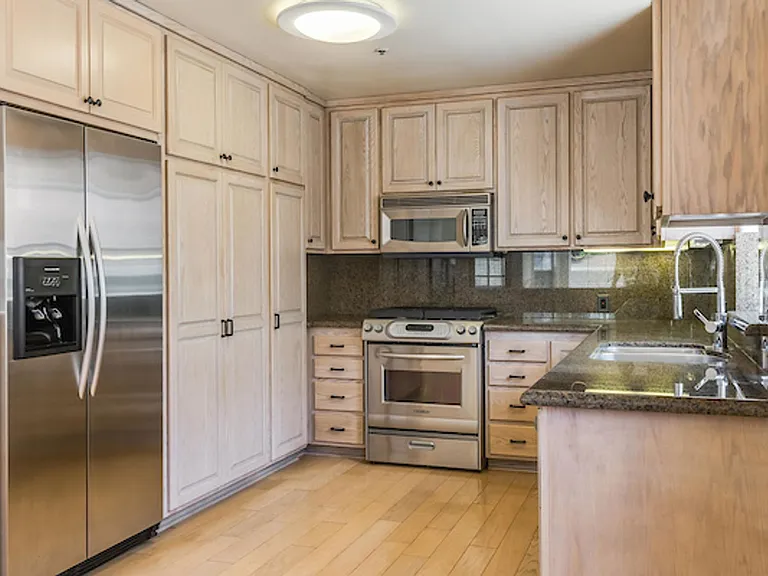 1524 Steinhart Ave — Photo 2