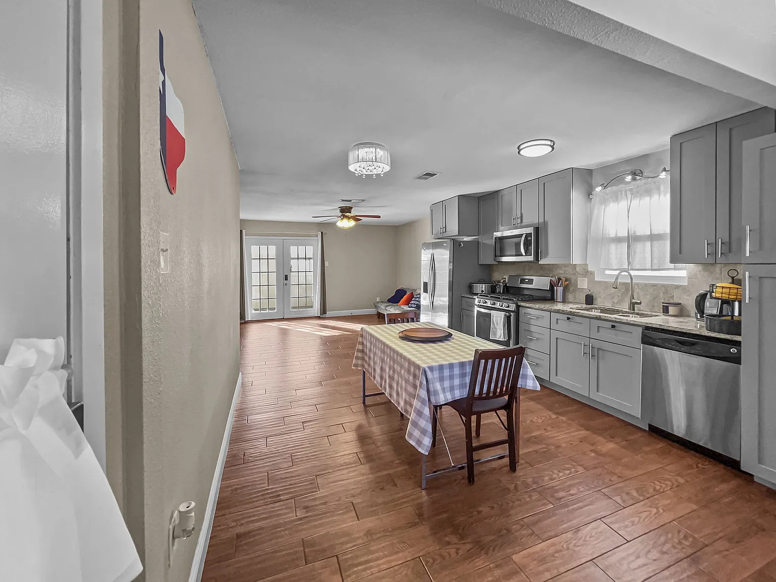 3 bed, 1076 sqft, $2,000 — Photo 3