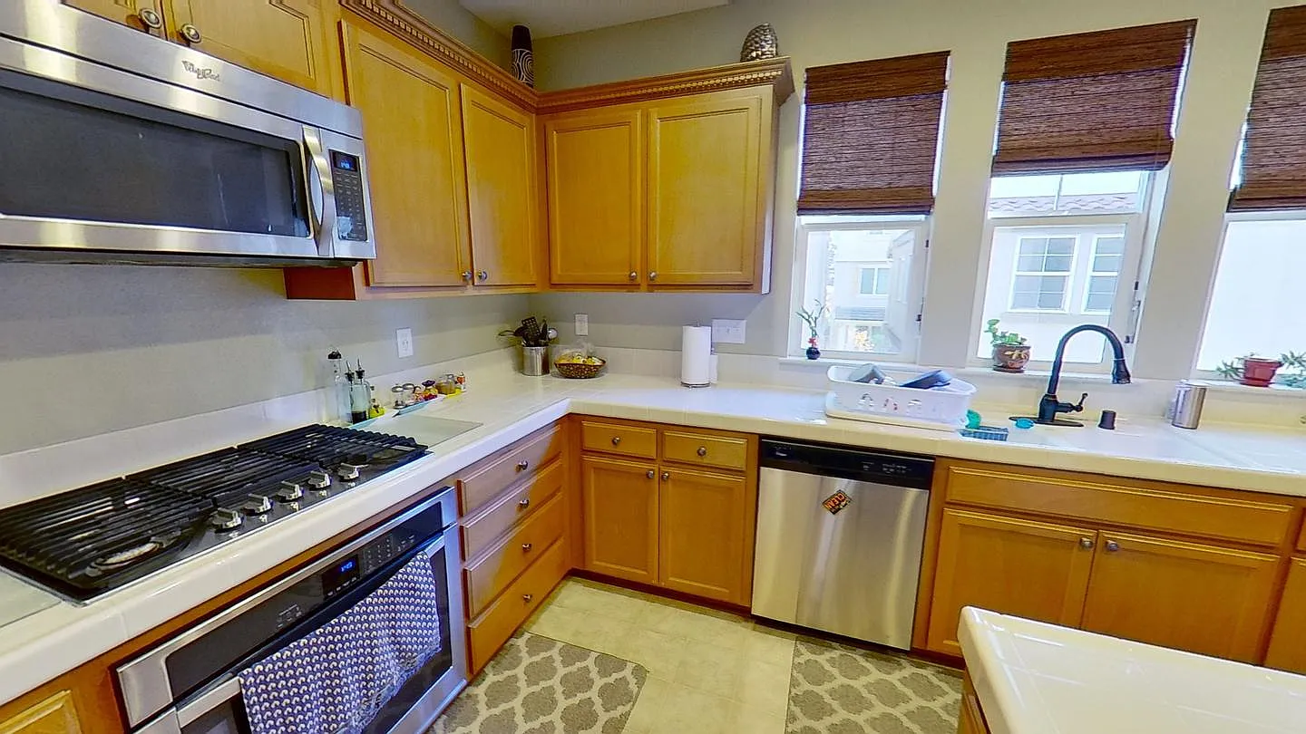 Bright & airy Hayward home near Cal State University - East Bay — Photo 4