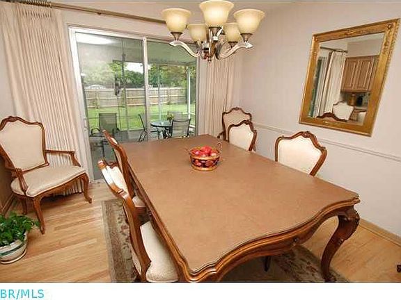 5th image of 886 Marland Dr S