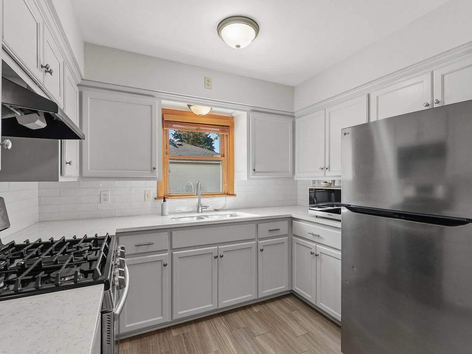 3 bed, 1.5 bath, 1034 sqft, $2,450 — Photo 2