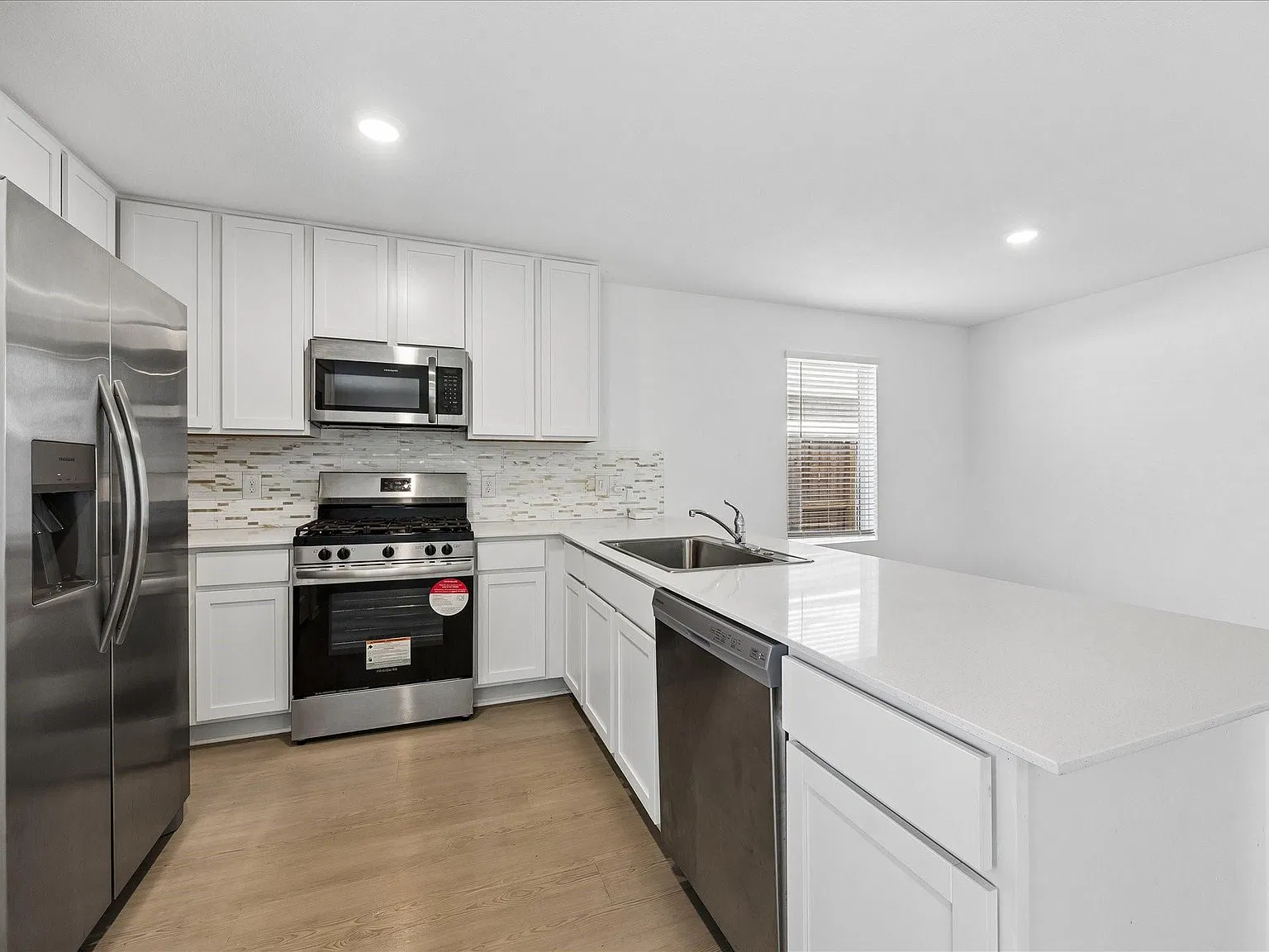 4 bed, 2.5 bath, 2120 sqft, $2,100 — Photo 3
