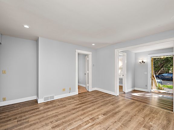 5th image of 1049 24th Ave SE APT 1