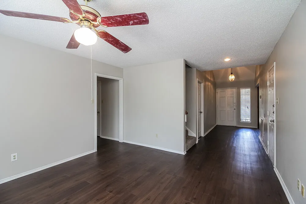 4 bed, 2.5 bath, 1982 sqft, $2,350 — Photo 3