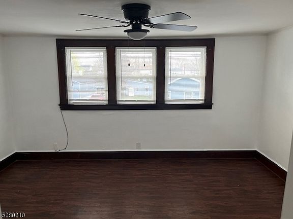 4th image of 122 Vreeland Ave