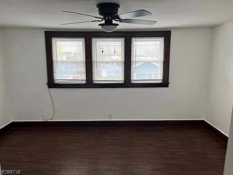 122 Vreeland Ave — Photo 4