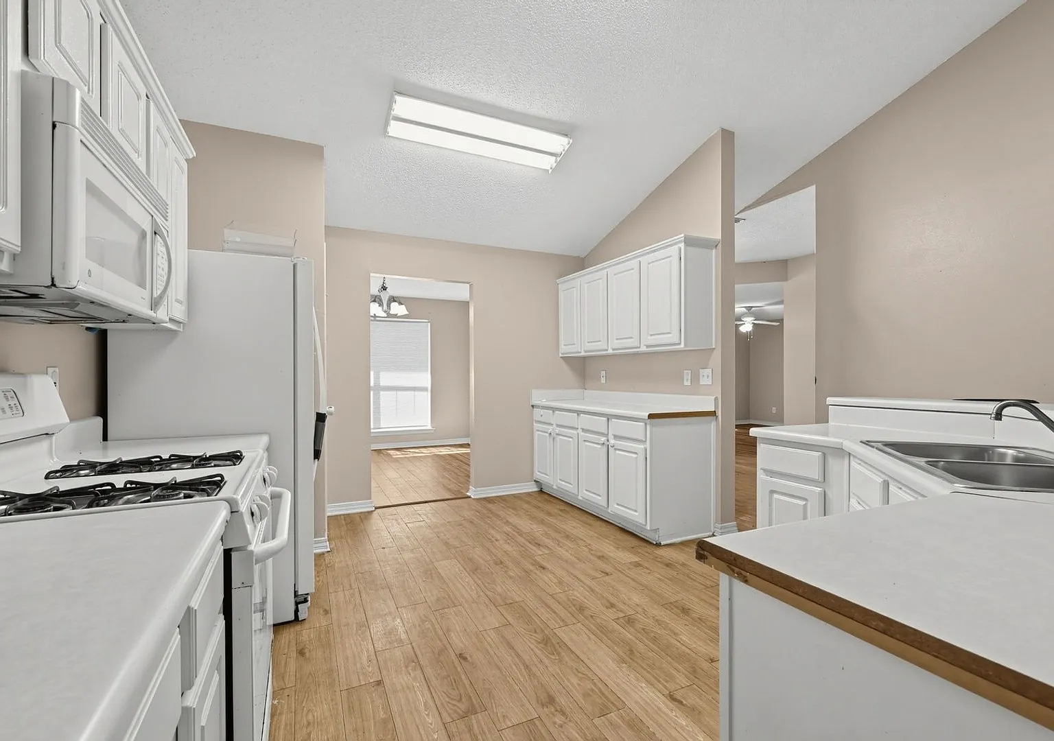 Charming 4BR House in Hunters Ridge — Photo 4