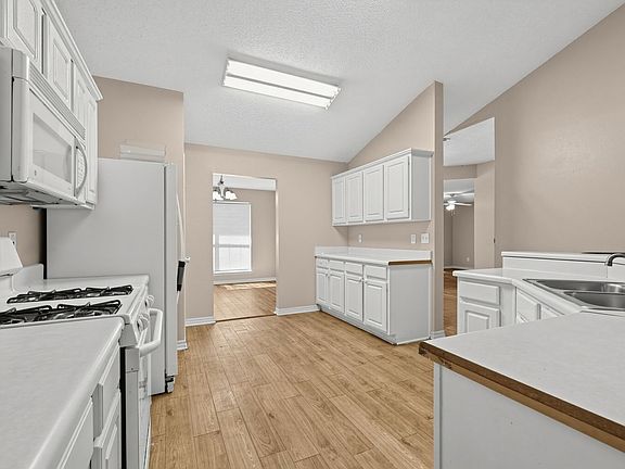 4th image of 1387 Hunters Ridge Dr W