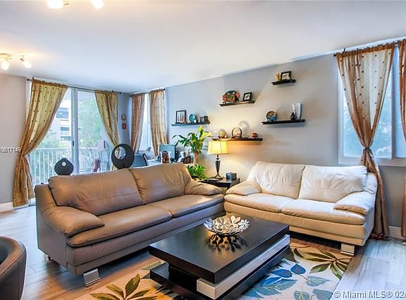 5th image of 850 N Miami Ave #209