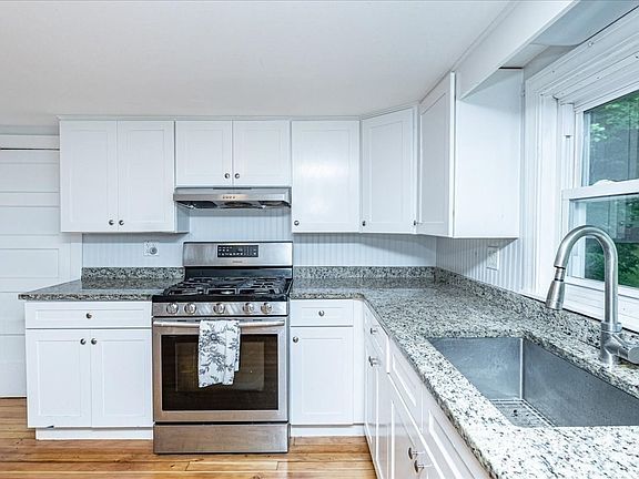 4th image of 946 Bay Rd #2