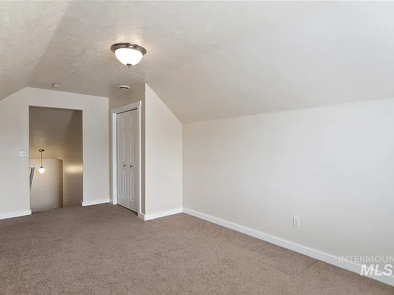 916 N Wolfsburg Ave — Photo 7