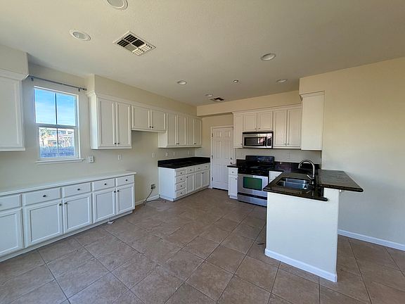 3rd image of 1027 Sycamore Ln