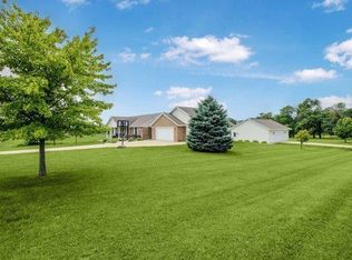 1946 Springbrook Dr, Freeport, IL 61032