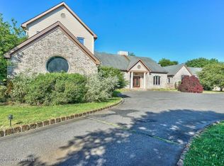 2 Normandy Ct, Manalapan, NJ 07726