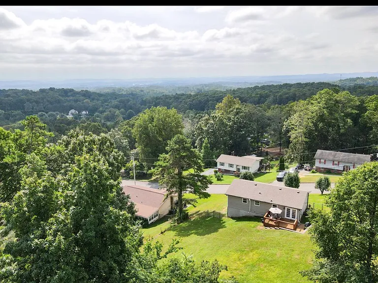 911 Crest Dr — Photo 49