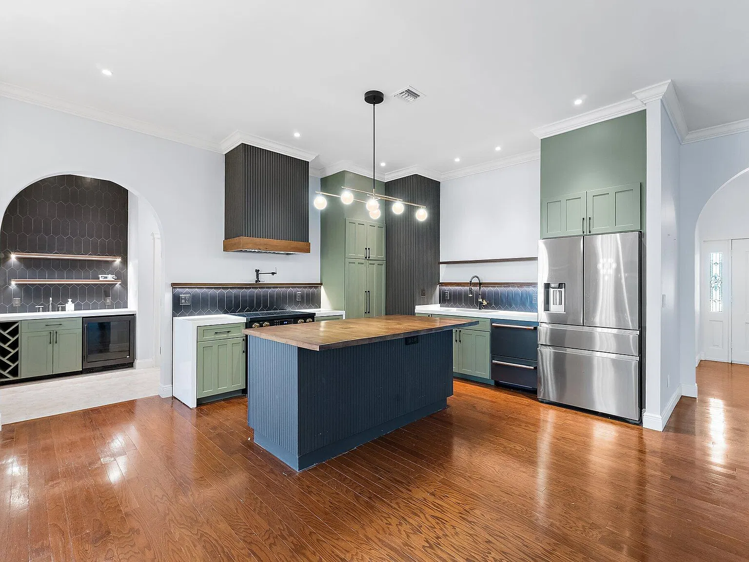 4 bed, 2.0 bath, 2239 sqft, $6,000 — Photo 3