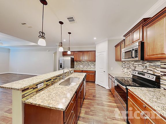4th image of 1002 Woodcrest Dr