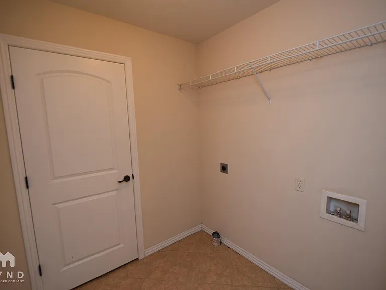 1191 S Venice Ave — Photo 8