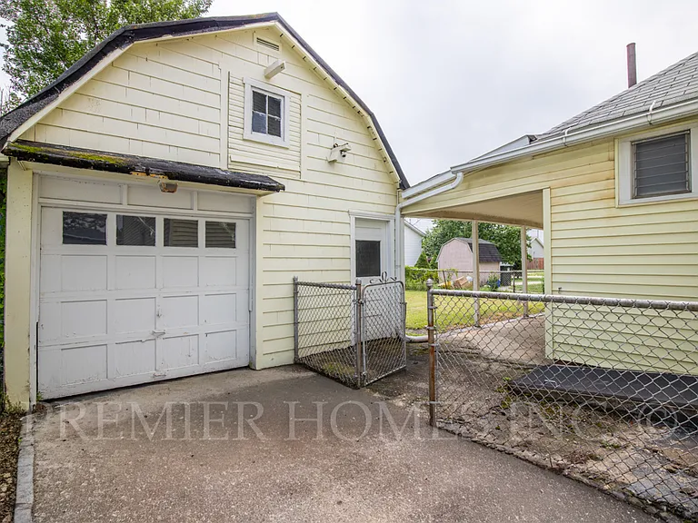 908 7th St NE — Photo 4
