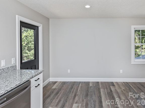 5th image of 340 Matthew Ln