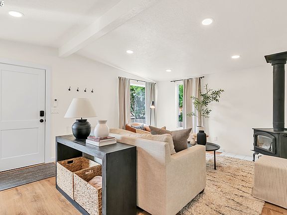 5th image of 428 W Centennial Blvd