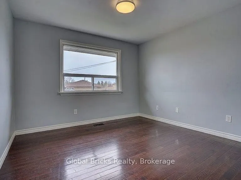 77 Milford Haven Dr E — Photo 16