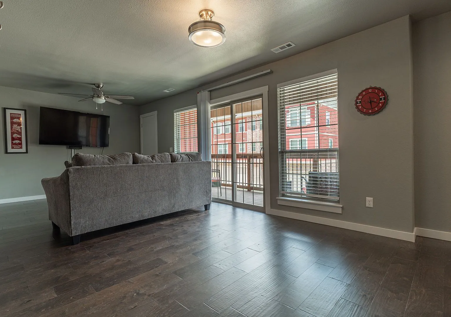 Fully Furnished Condo!! 3 bedroom 2.5 bath minutes from the U of A — Photo 2