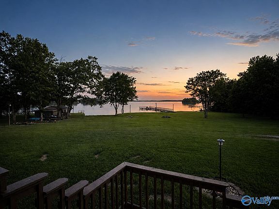 4th image of 1205 Sunset Dr