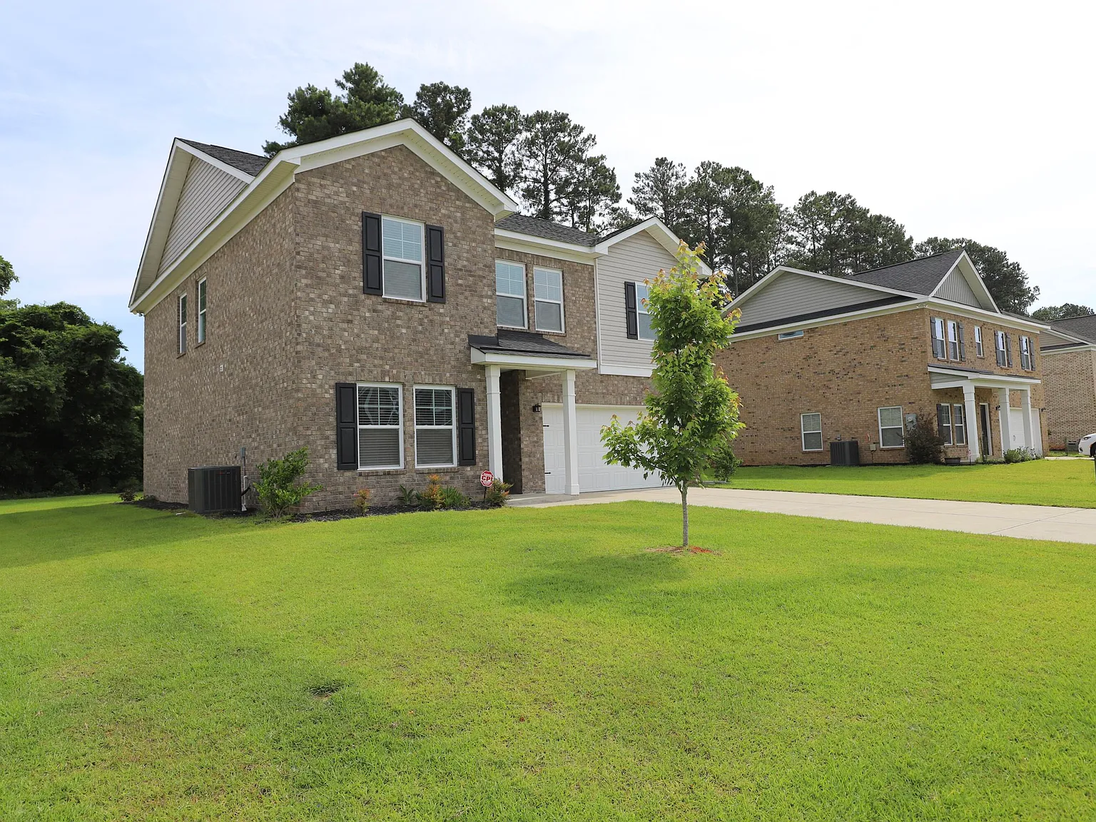 4 bed, 3.0 bath, 2493 sqft, $2,400 — Photo 2