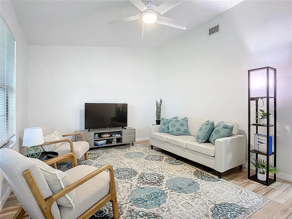 2 bed, 2.0 bath, 952 sqft, $1,350 — Photo 2