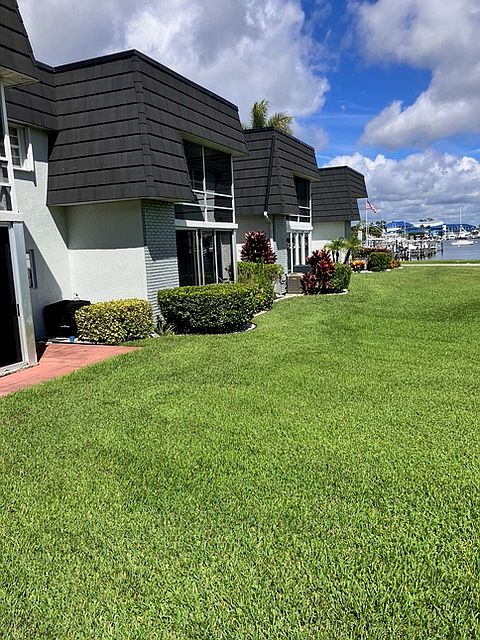 Well-maintained second-floor condo with a screened porch offering water views. It is just steps away from the dock.