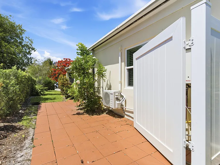 221 Princeton Dr — Photo 24