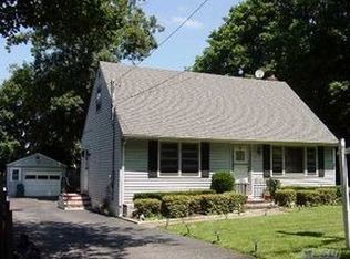 11 Roxbury St, Huntington Station, NY 11746